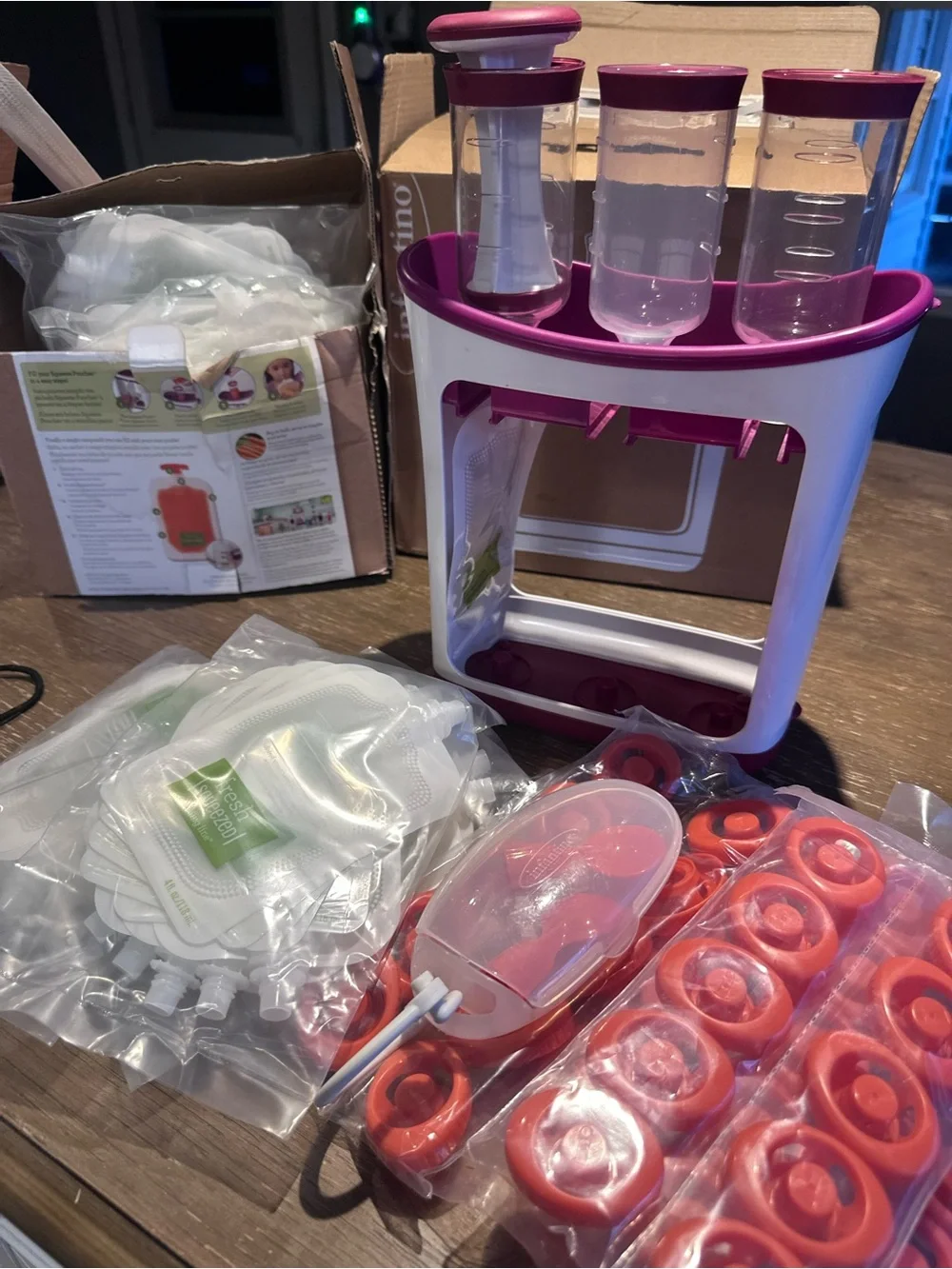 Infantino Baby Food Squeeze Station with 100 pouches -  includes 2 spoon caps